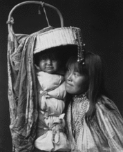 一个Apache女孩和Papoose 一个Apache女孩和Papoose